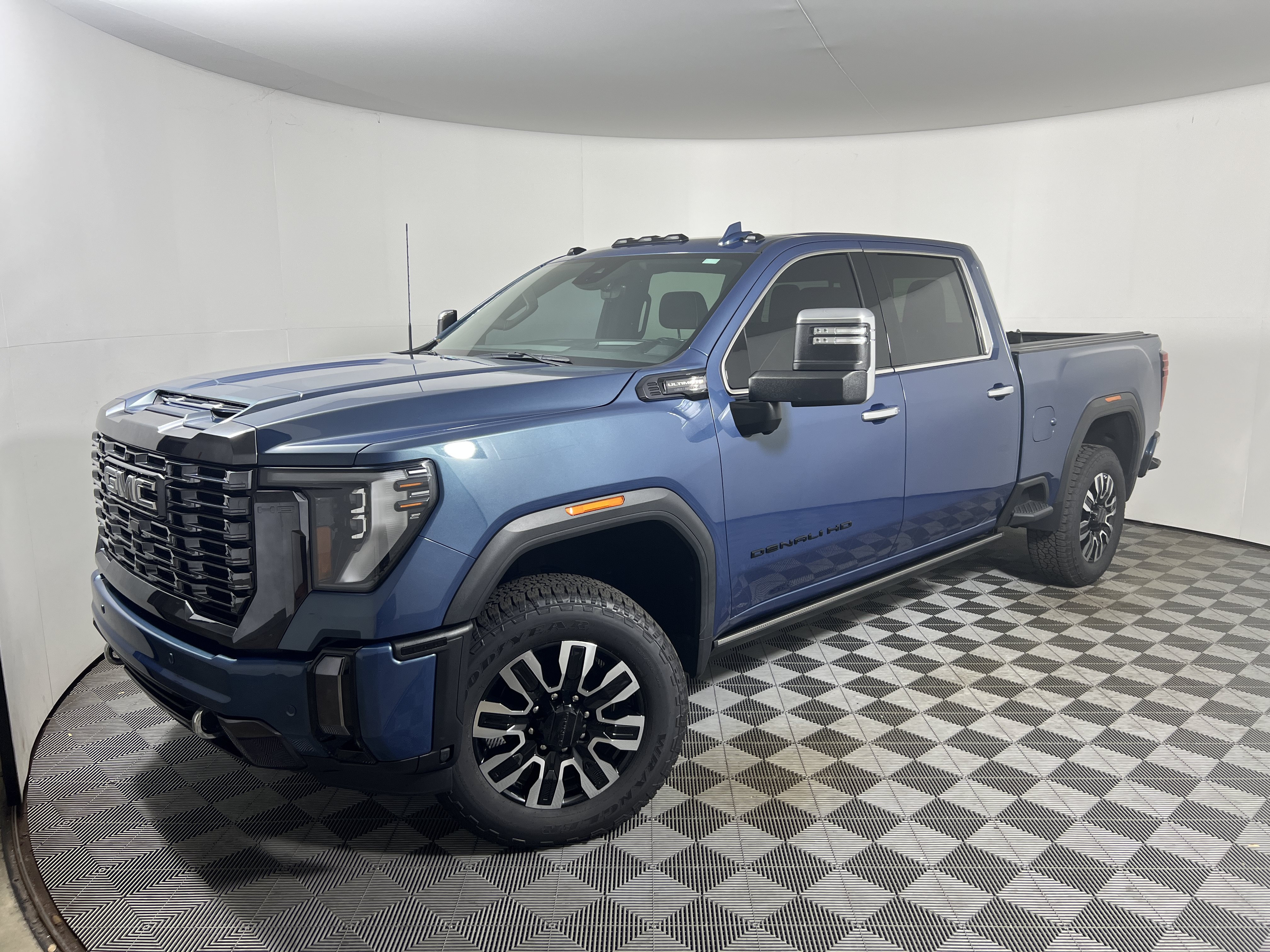 Used 2024 GMC Sierra 2500 Denali Ultimate AWD/4WD image 1