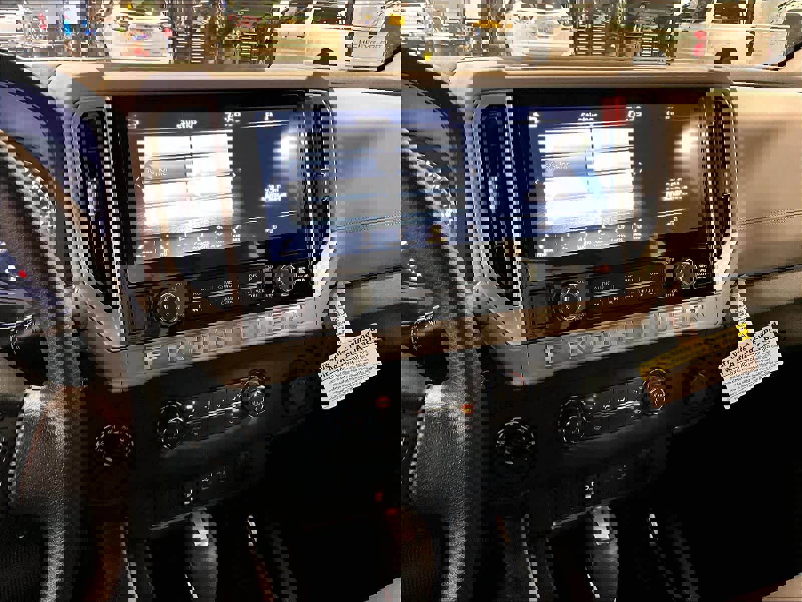 Used 2025 Nissan Frontier SV image 18