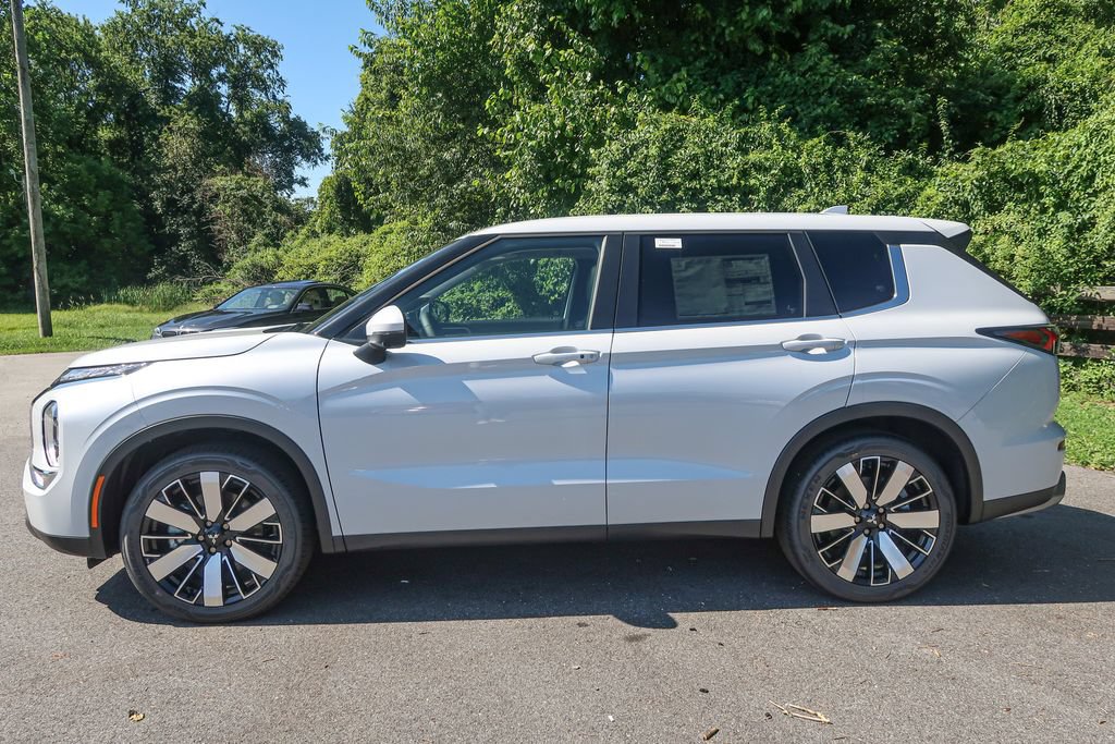 New 2026 Mitsubishi Outlander SE FWD image 2