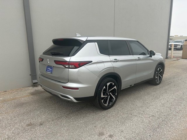 Used 2023 Mitsubishi Outlander SE FWD image 2