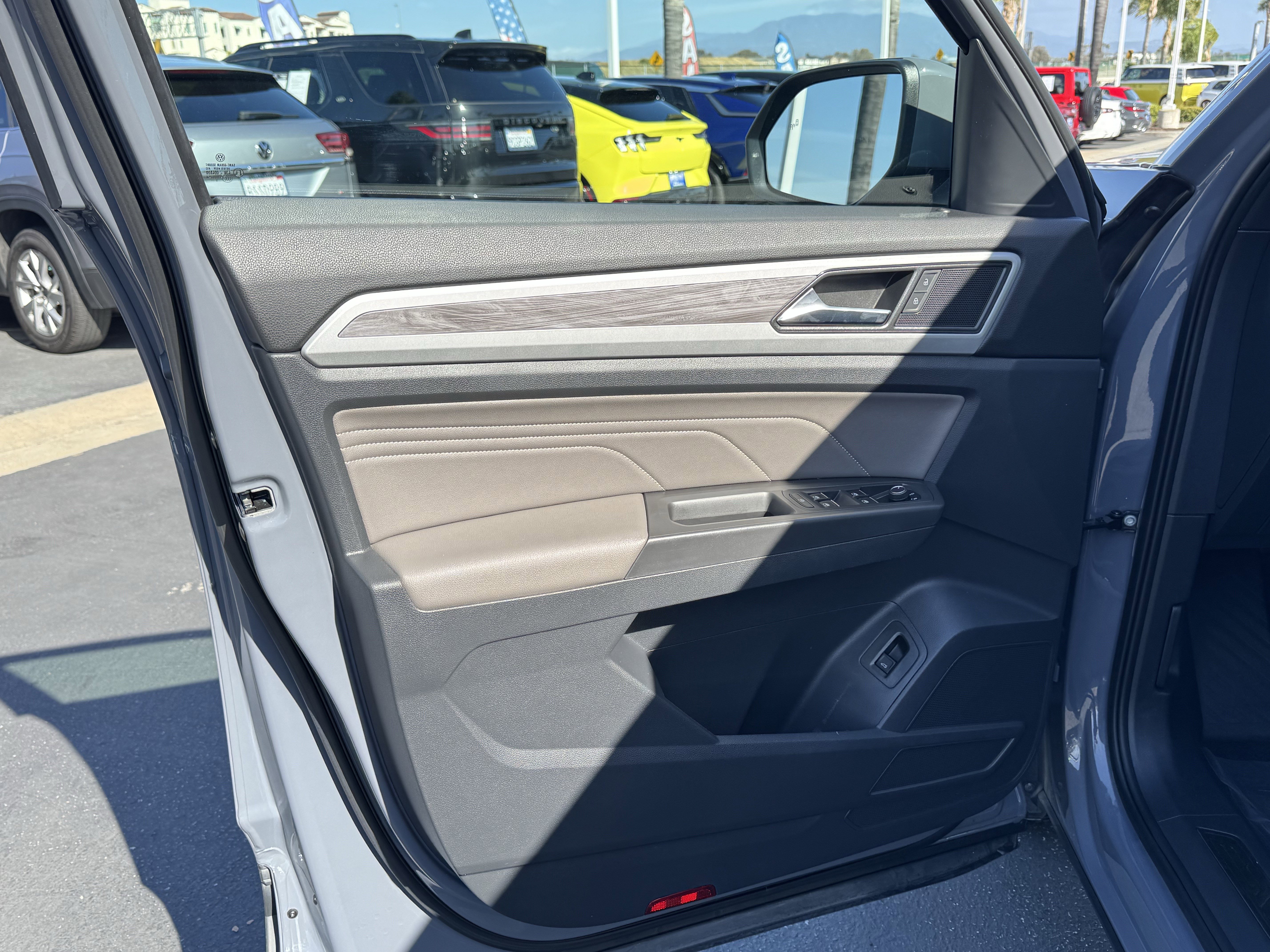 Certified 2022 Volkswagen Atlas Cross Sport SE w/ Panoramic Sunroof Package FWD image 15