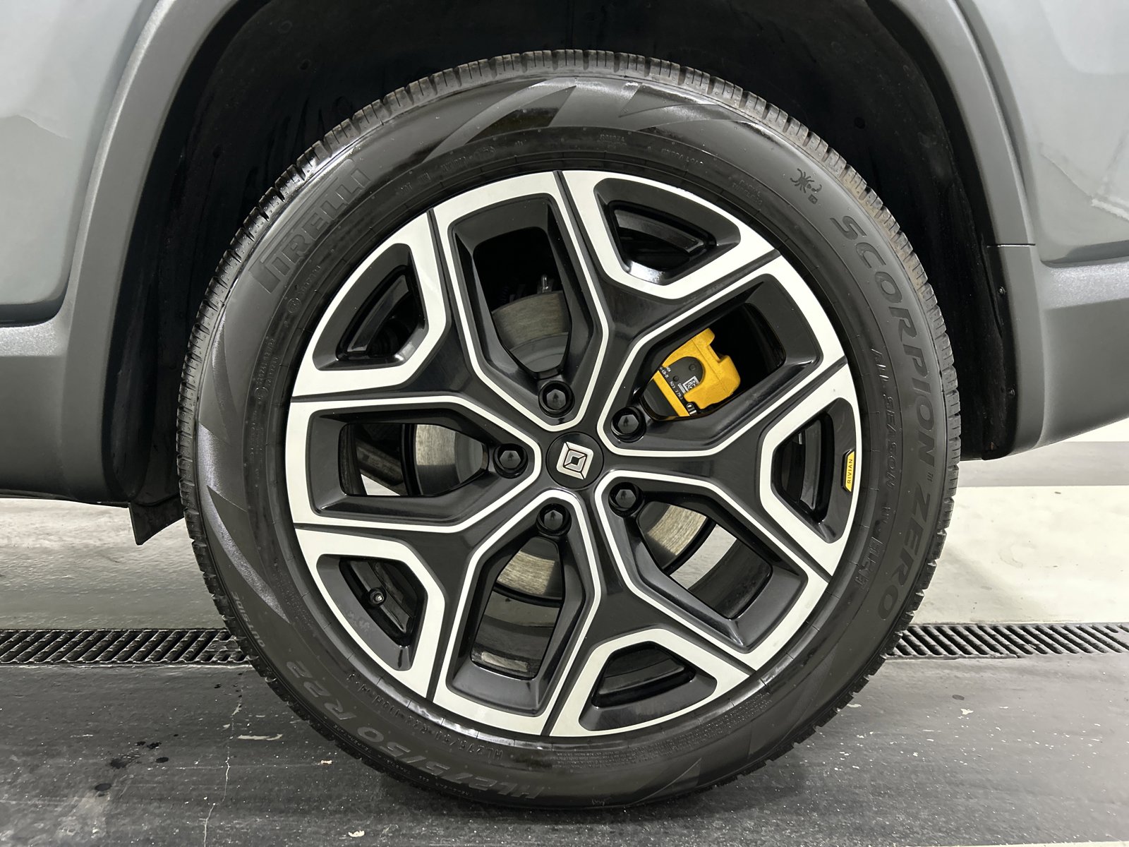 Used 2024 Rivian R1S Adventure image 10