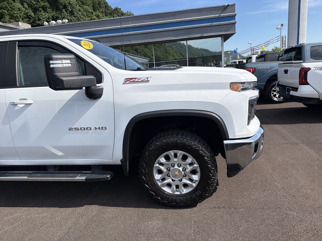 Used 2024 Chevrolet Silverado 2500 LT AWD/4WD image 2