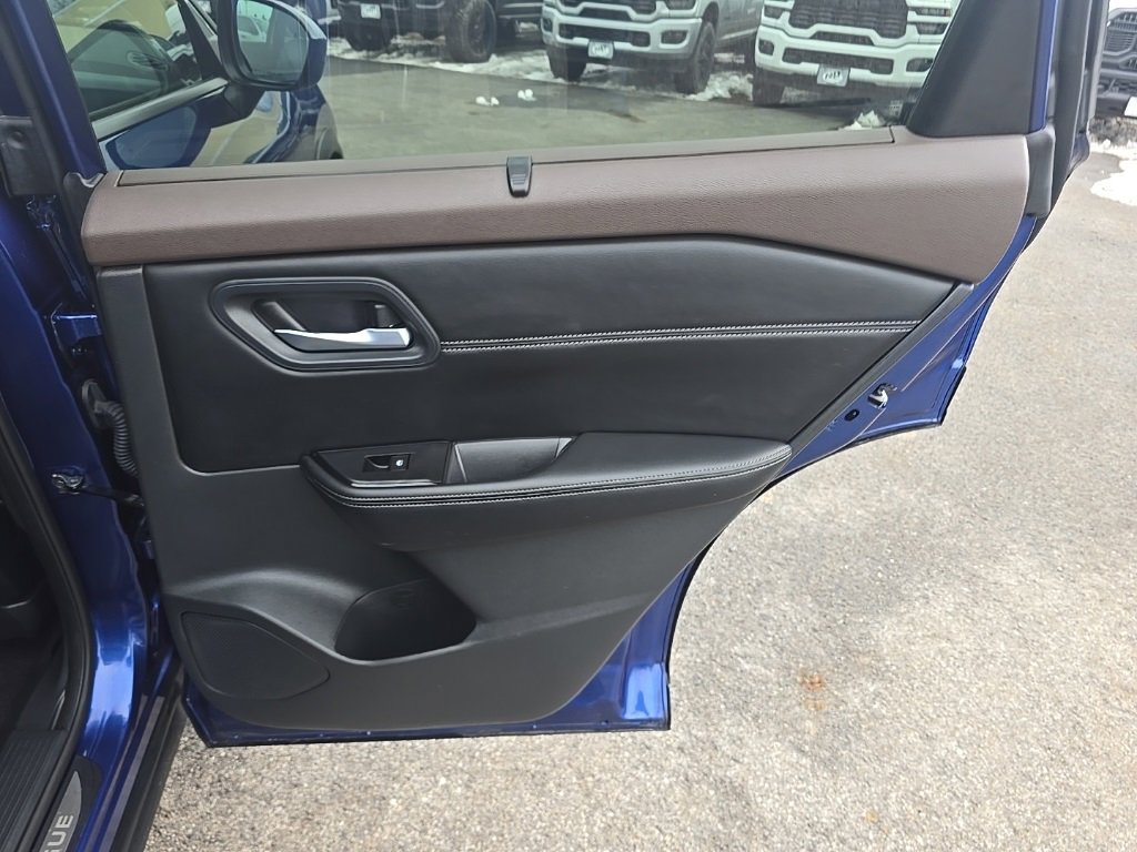 Used 2023 Nissan Rogue SV w/ SV Premium B Package image 12