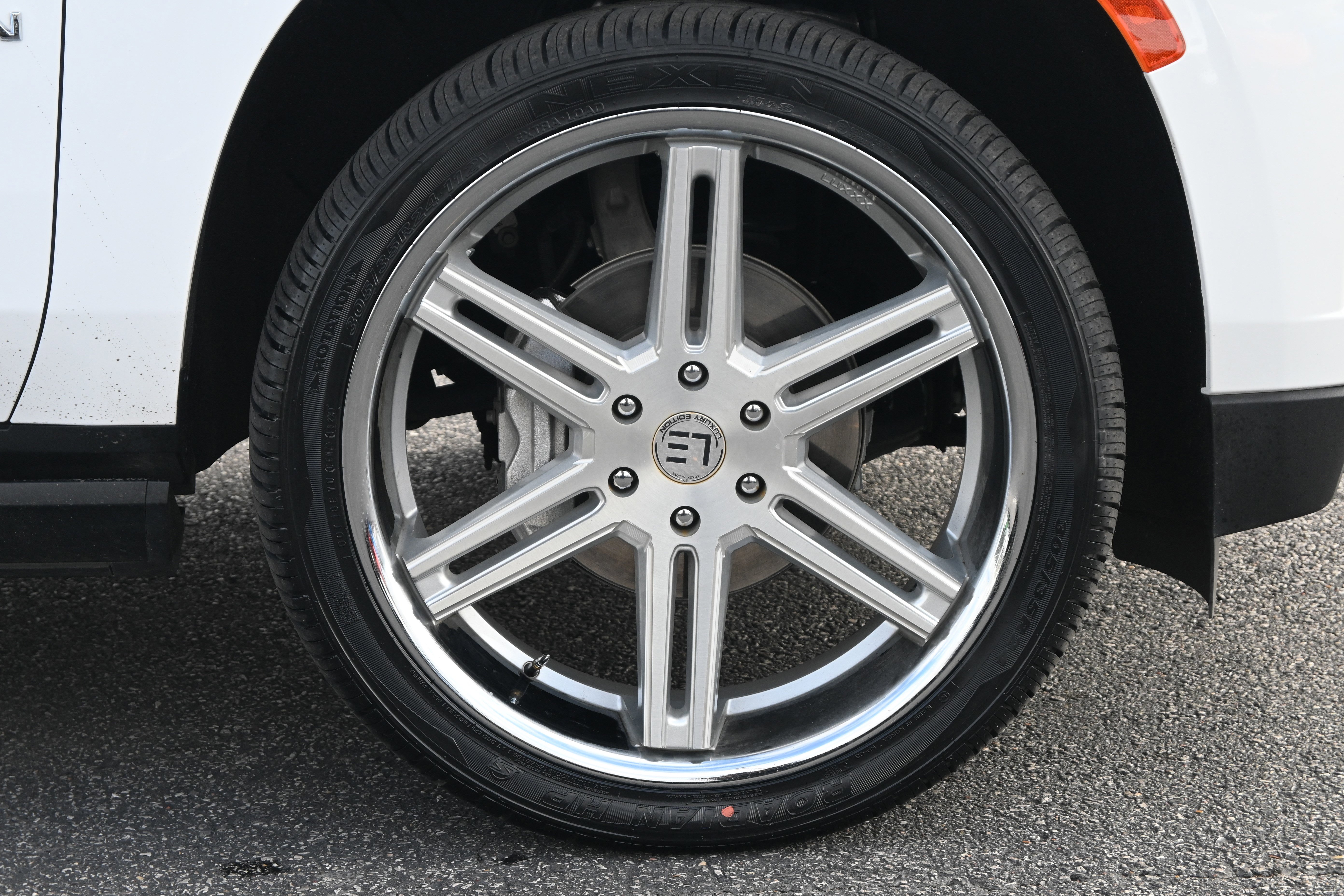 Used 2024 Chevrolet Suburban High Country image 15