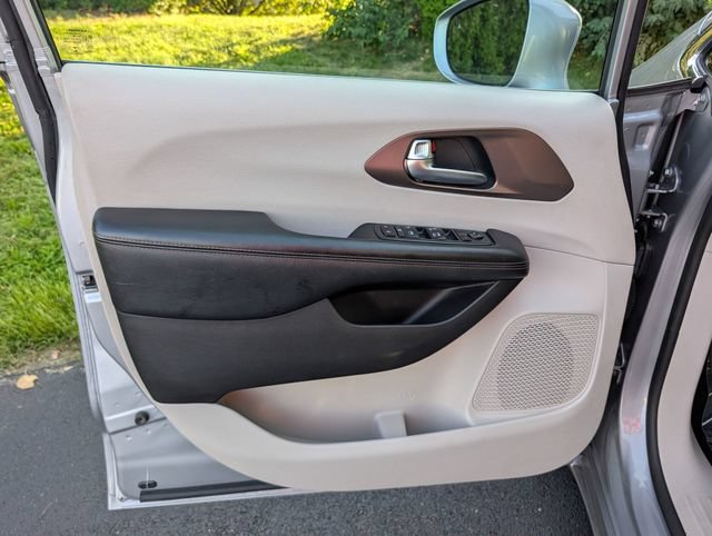 Used 2019 Chrysler Pacifica Touring Plus w/ Tire & Wheel Group FWD image 34