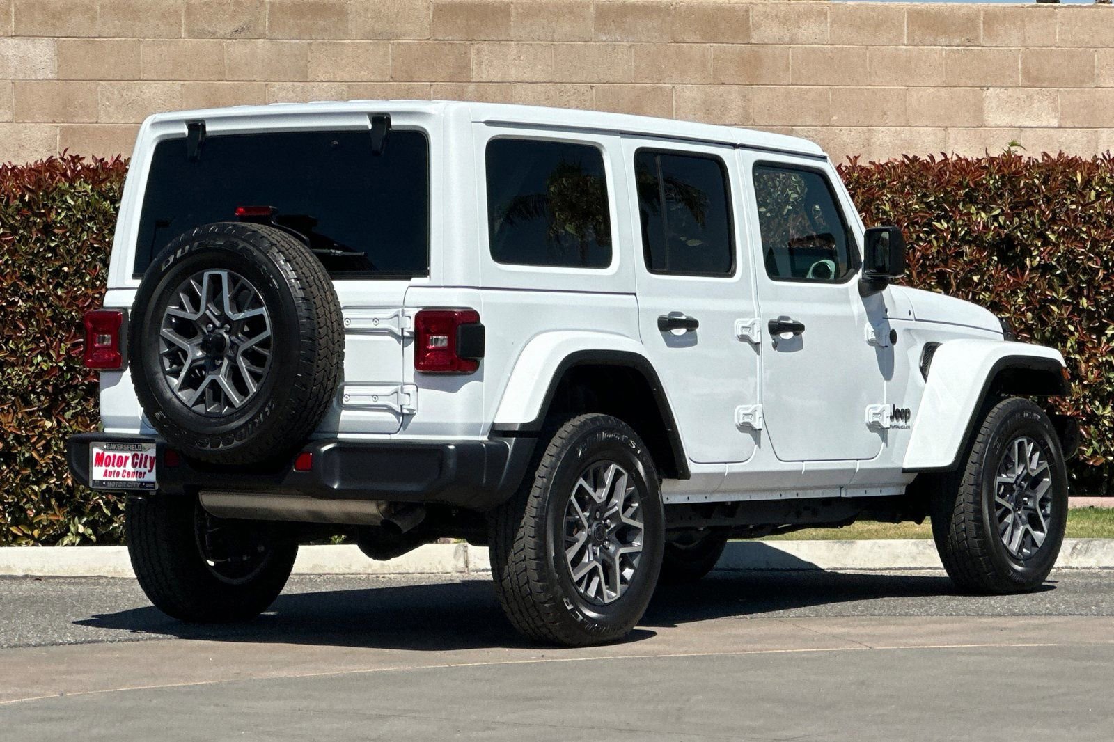 Used 2025 Jeep Wrangler Sahara image 4