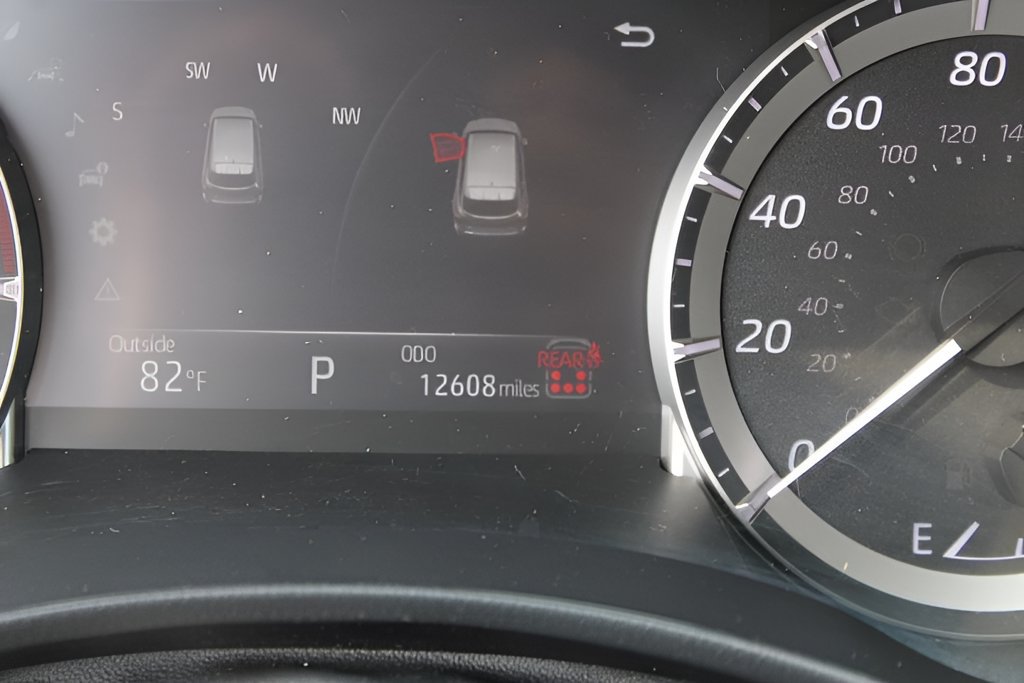 Used 2025 Toyota Highlander XLE AWD/4WD image 13