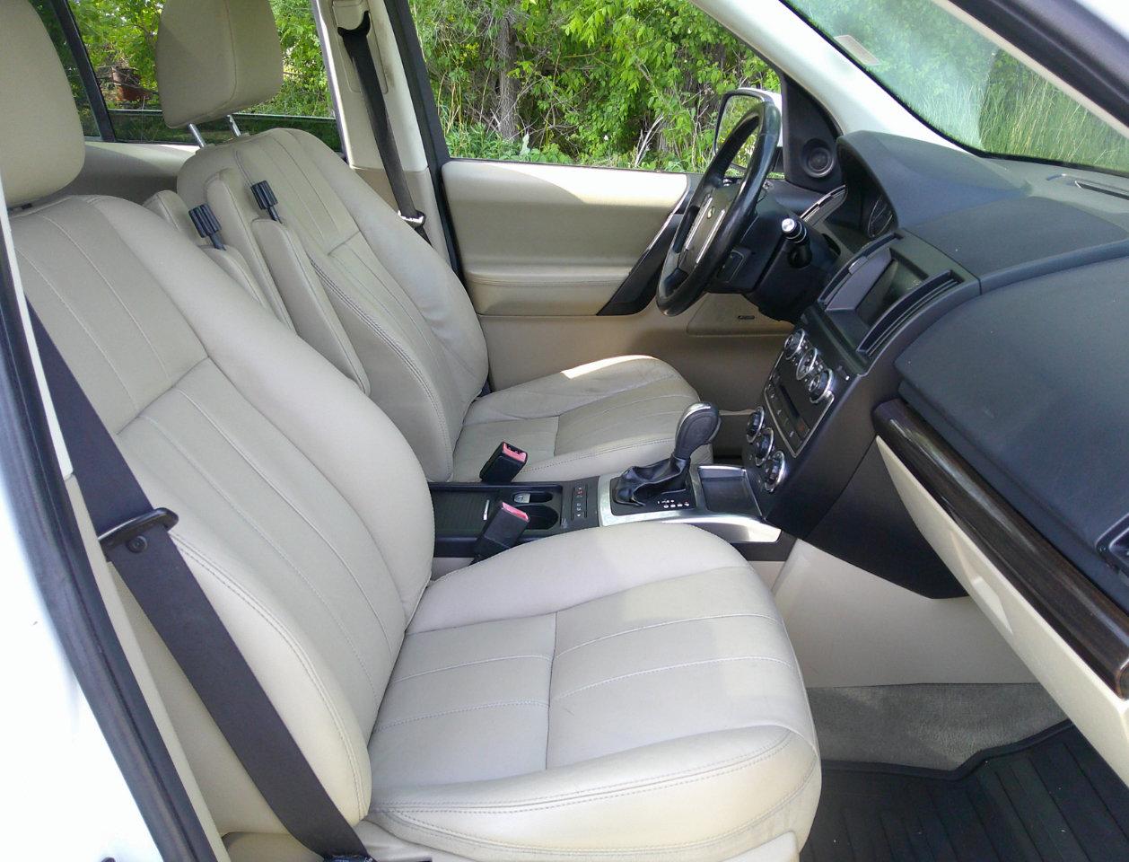 Used 2013 Land Rover LR2 image 42