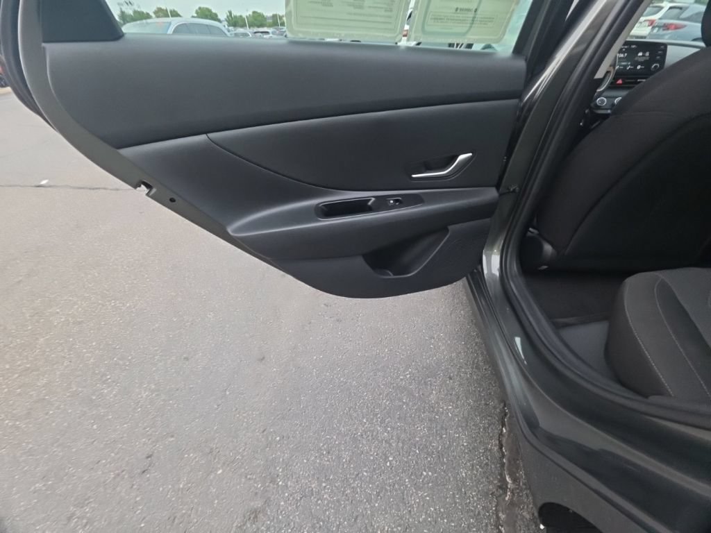 Used 2024 Hyundai Elantra SE FWD image 23