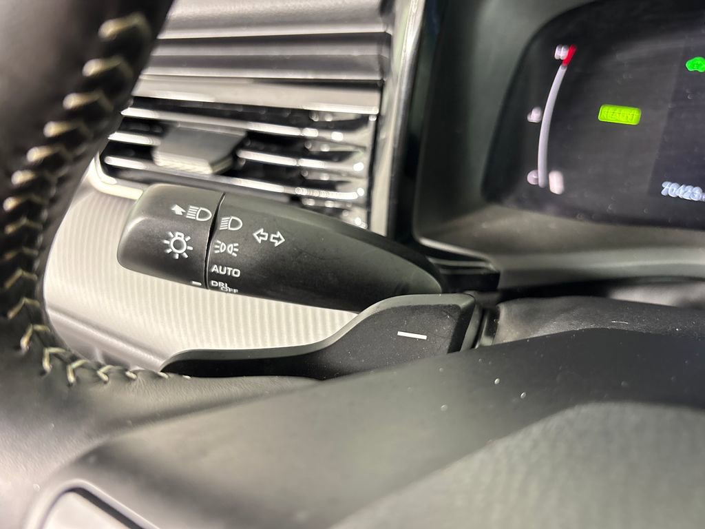 Used 2025 Toyota Camry SE w/ Convenience Package image 18