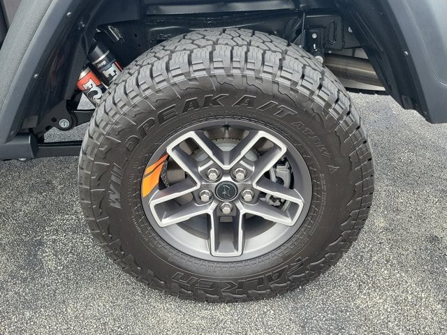 Certified 2025 Jeep Gladiator Mojave w/ Safety Group AWD/4WD image 9