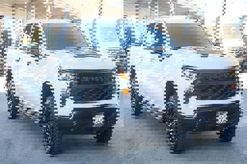 Used 2025 Chevrolet Silverado 1500 Custom Trail Boss w/ Dark Appearance Package image 3