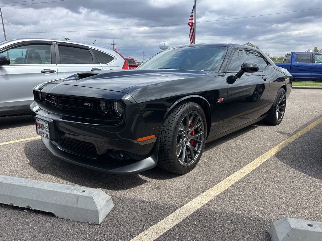 Used 2016 Dodge Challenger SRT w/ Technology Group RWD image 18