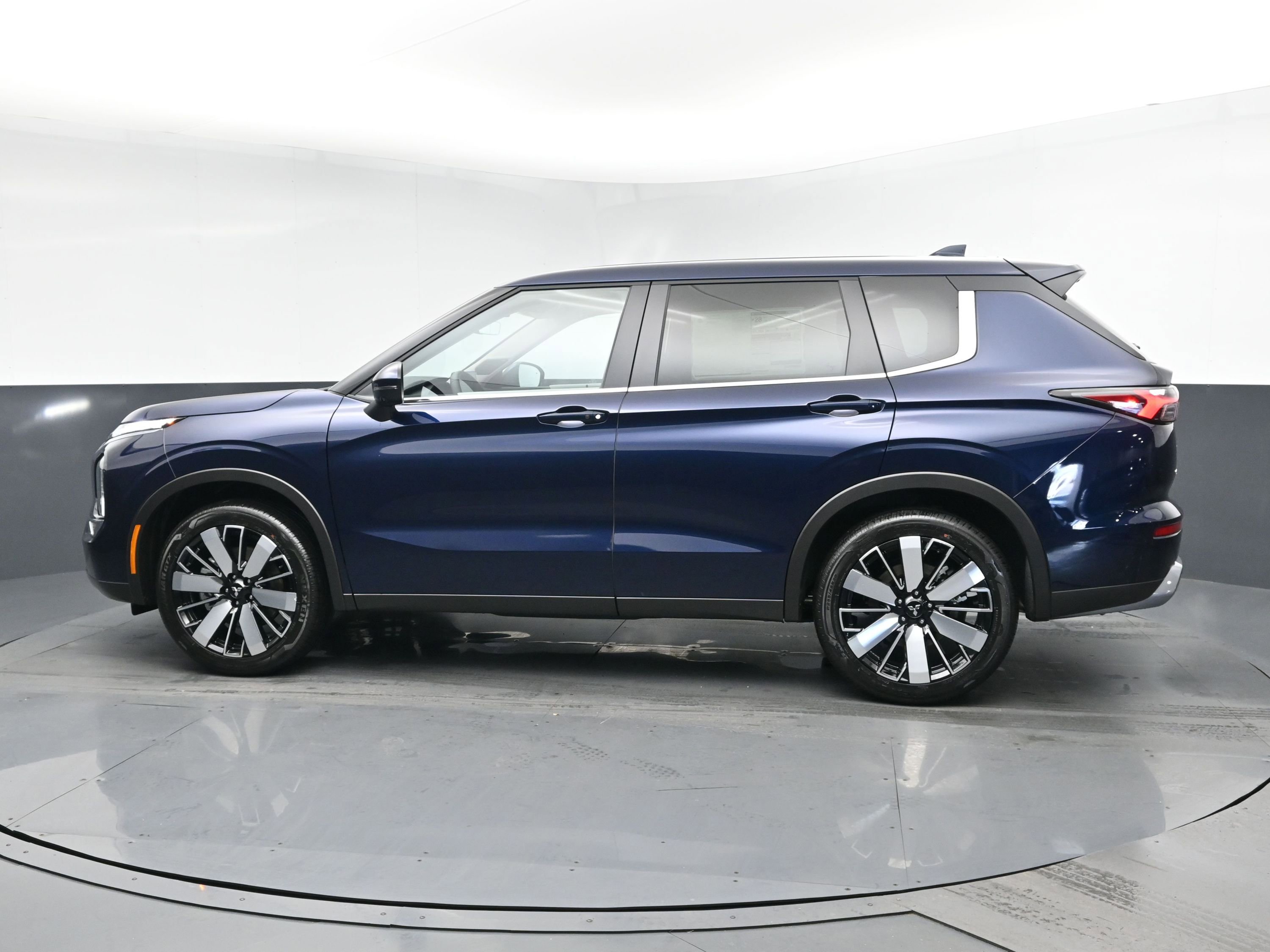 New 2026 Mitsubishi Outlander FWD image 4