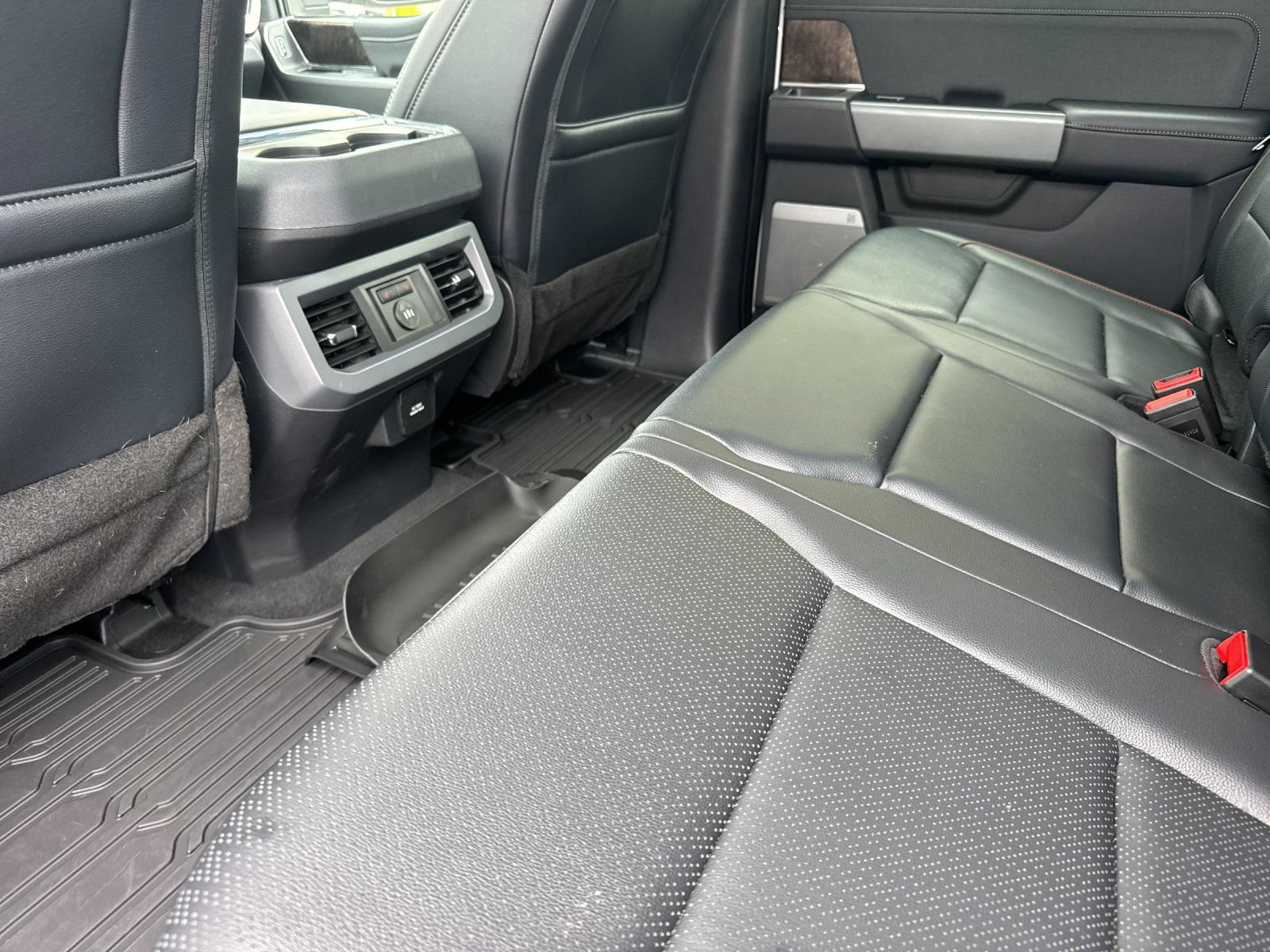Used 2025 Ford F350 Lariat w/ Lariat Ultimate Package AWD/4WD image 12