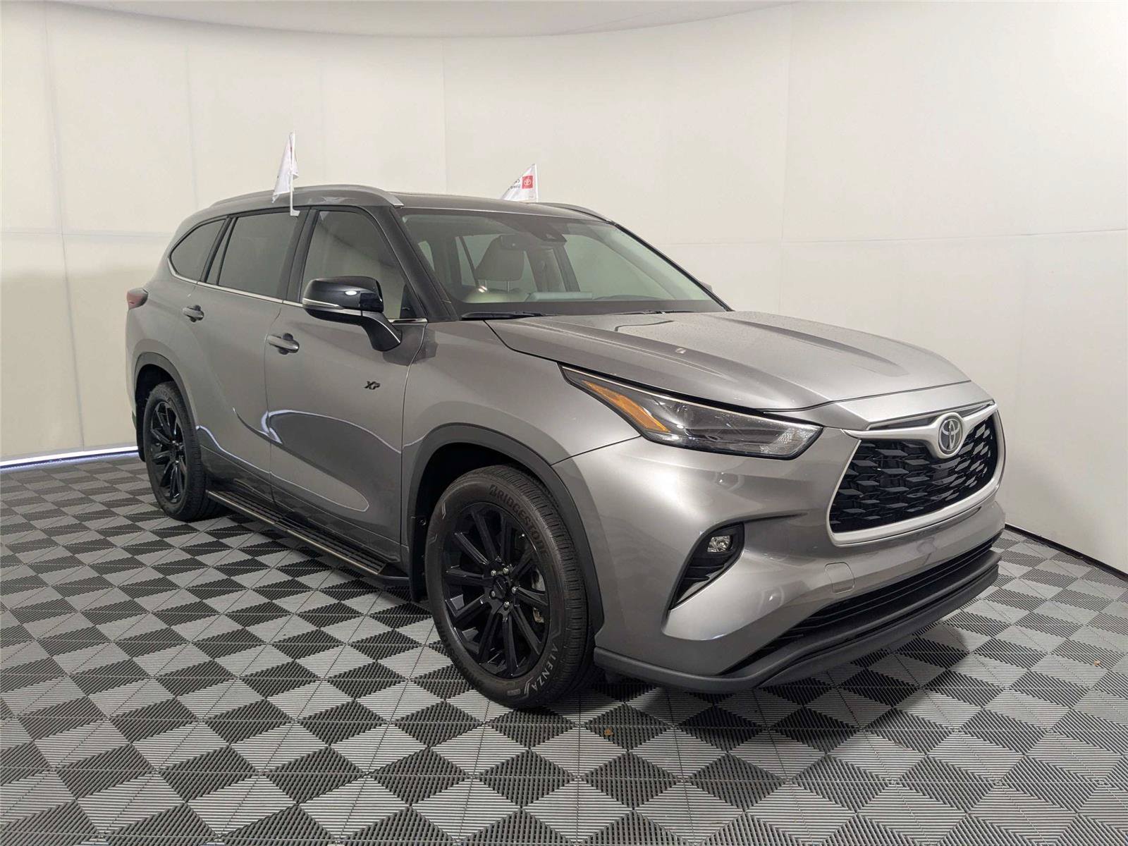 Certified 2025 Toyota Highlander XLE FWD image 4