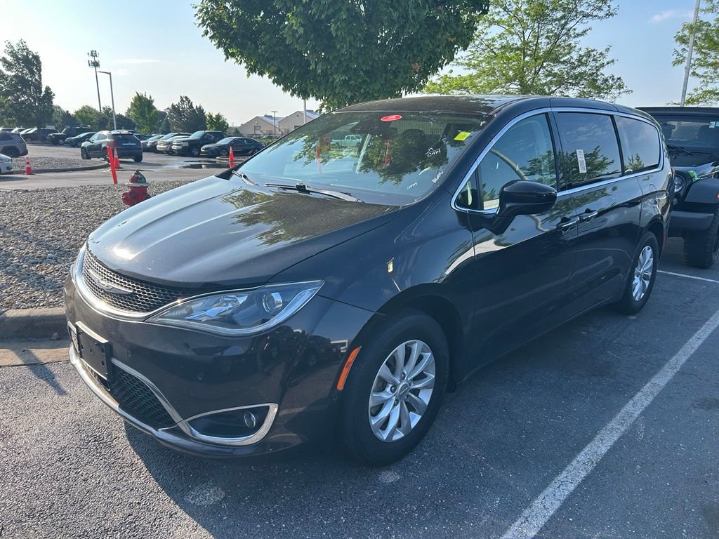 Used 2019 Chrysler Pacifica Touring Plus w/ Advanced Safetytec Group FWD image 2