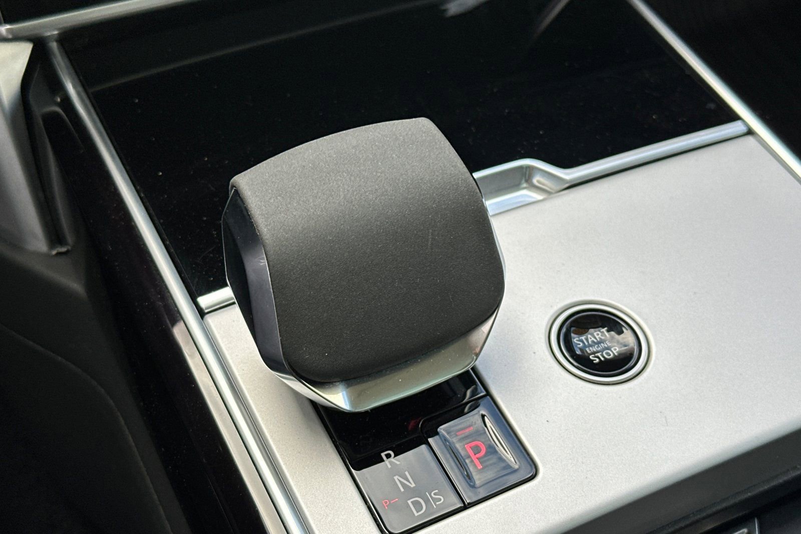 Used 2024 Land Rover Range Rover SE image 27