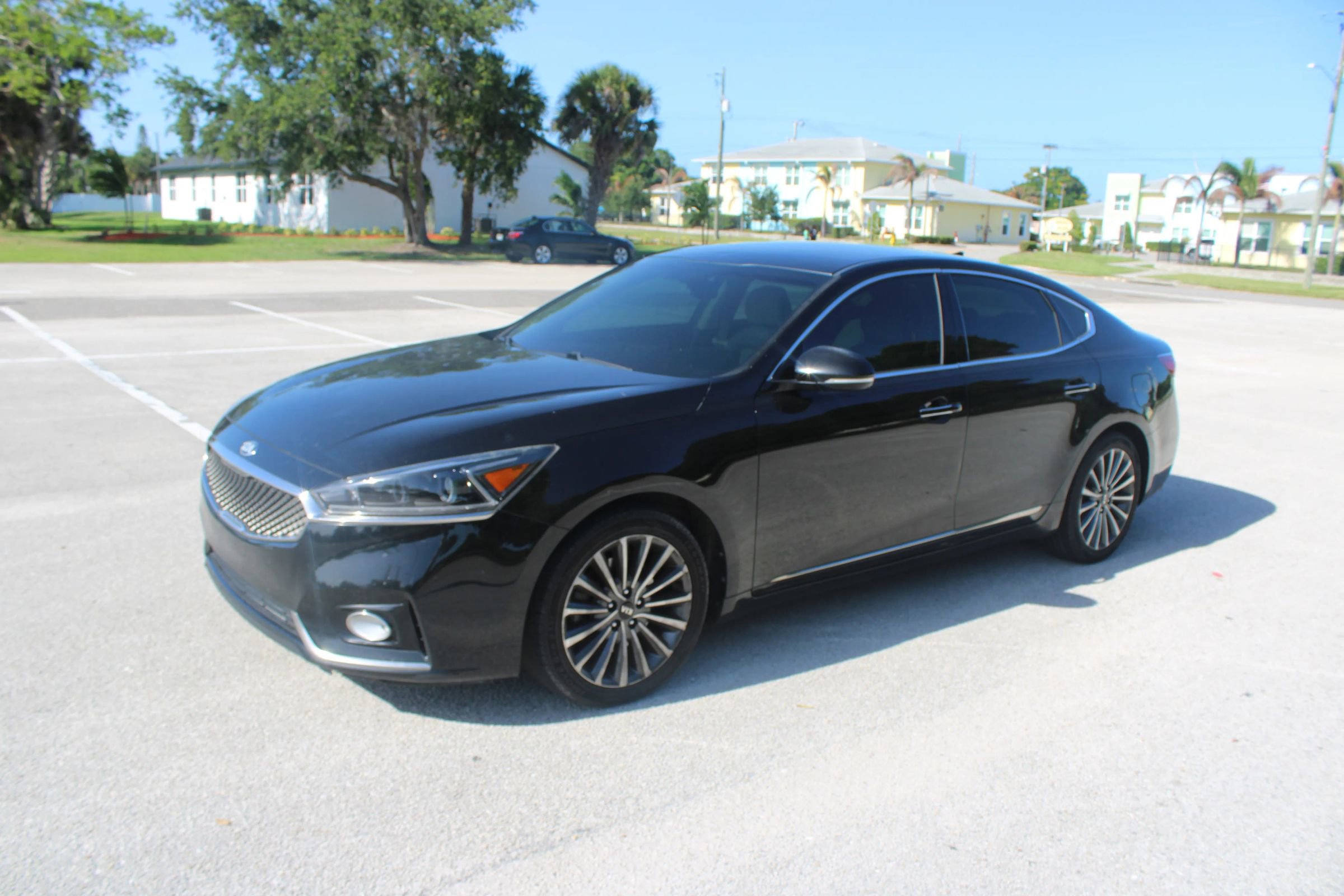 Used 2017 Kia Cadenza Premium FWD image 4