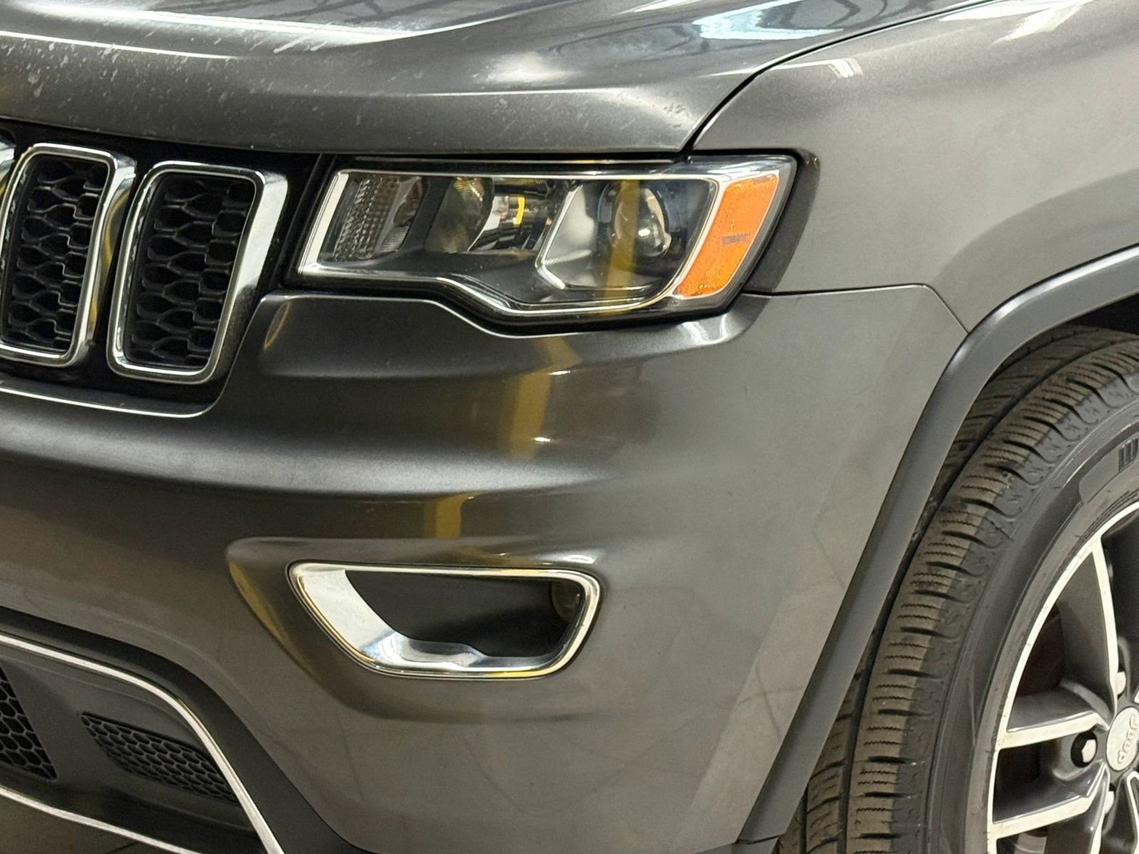 Used 2017 Jeep Grand Cherokee Limited AWD/4WD image 3