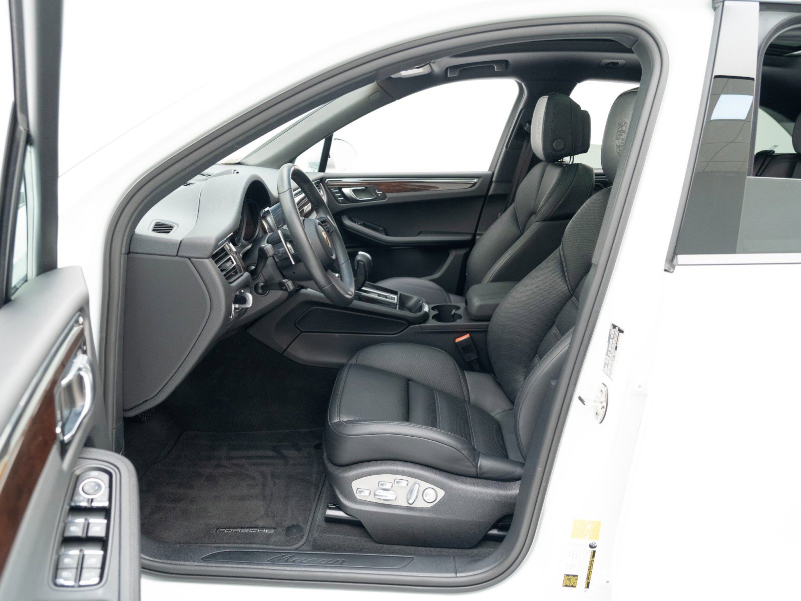 Certified 2025 Porsche Macan image 17