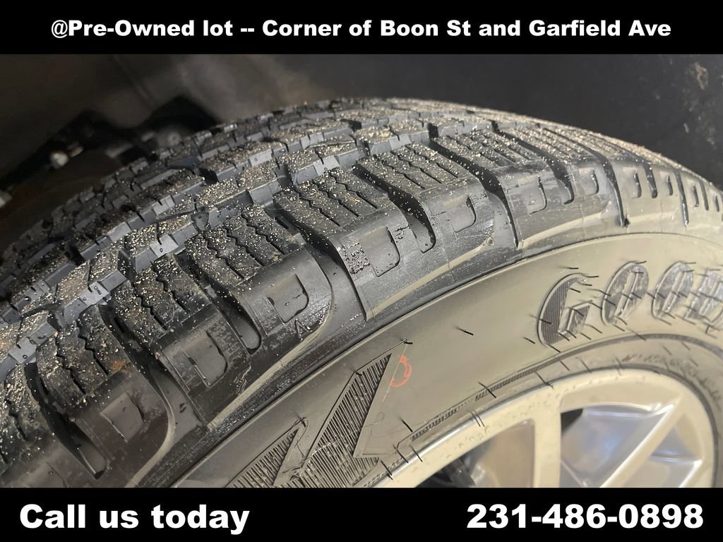 Used 2018 GMC Yukon SLE w/ SLE Value Package image 12