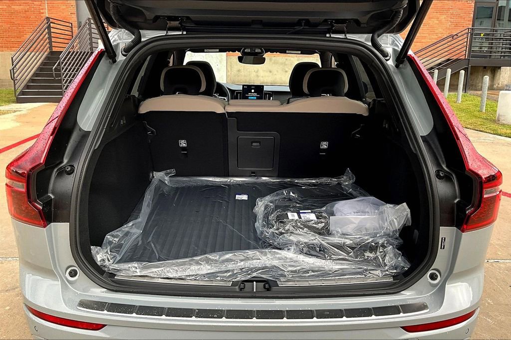 New 2026 Volvo XC60 B5 Plus w/ Protection Package Premier AWD/4WD image 38