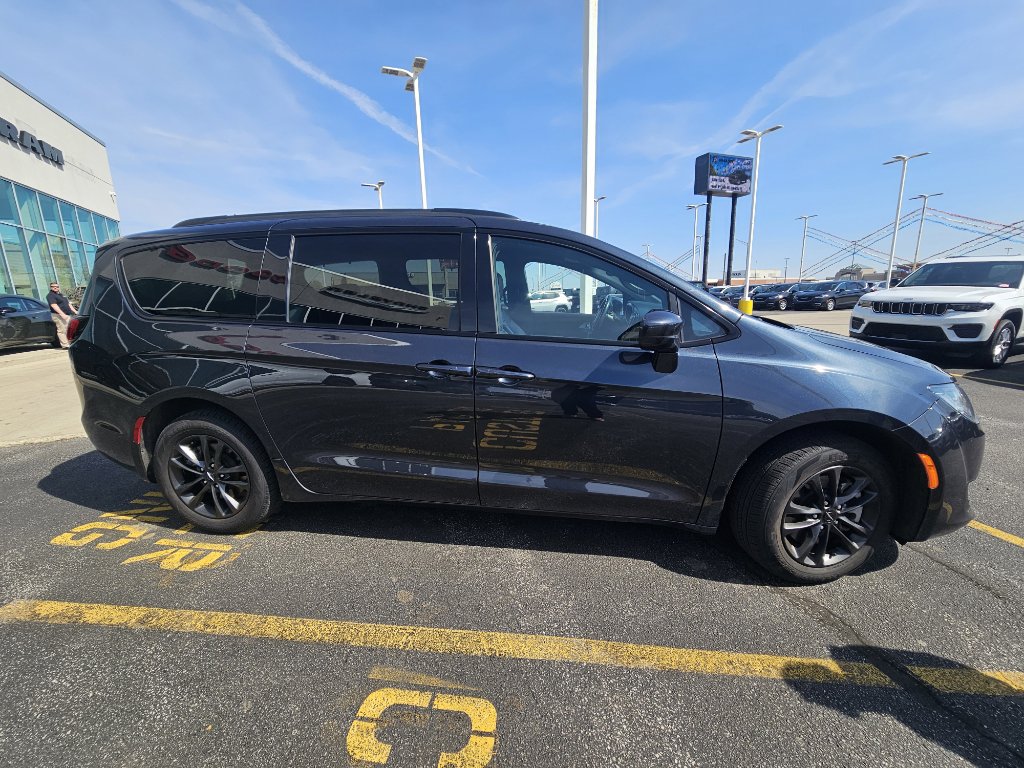 Used 2020 Chrysler Pacifica Touring-L image 4
