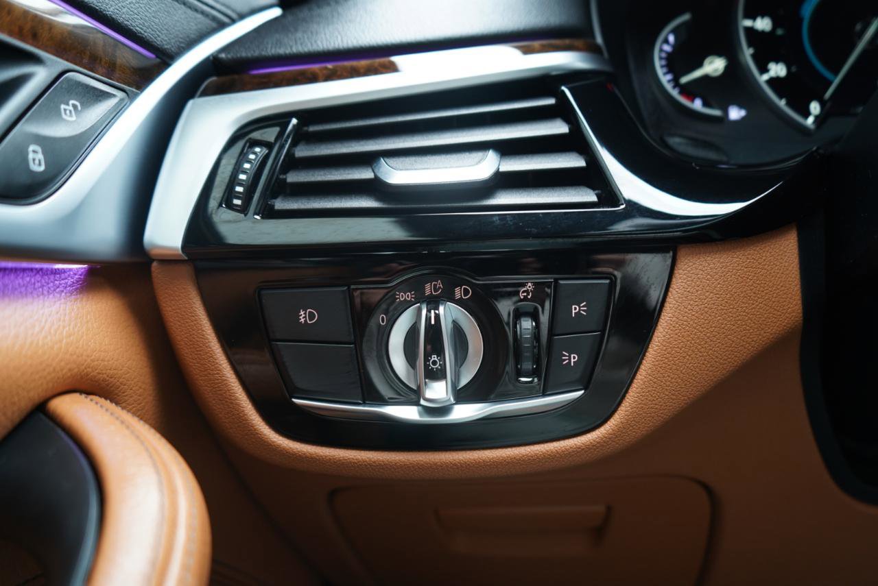 Used 2018 BMW 530e xDrive image 24