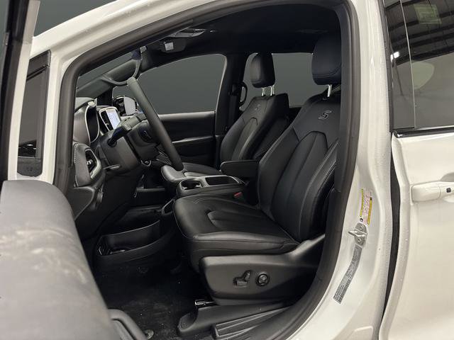 New 2026 Chrysler Pacifica Select w/ S Appearance Package image 4