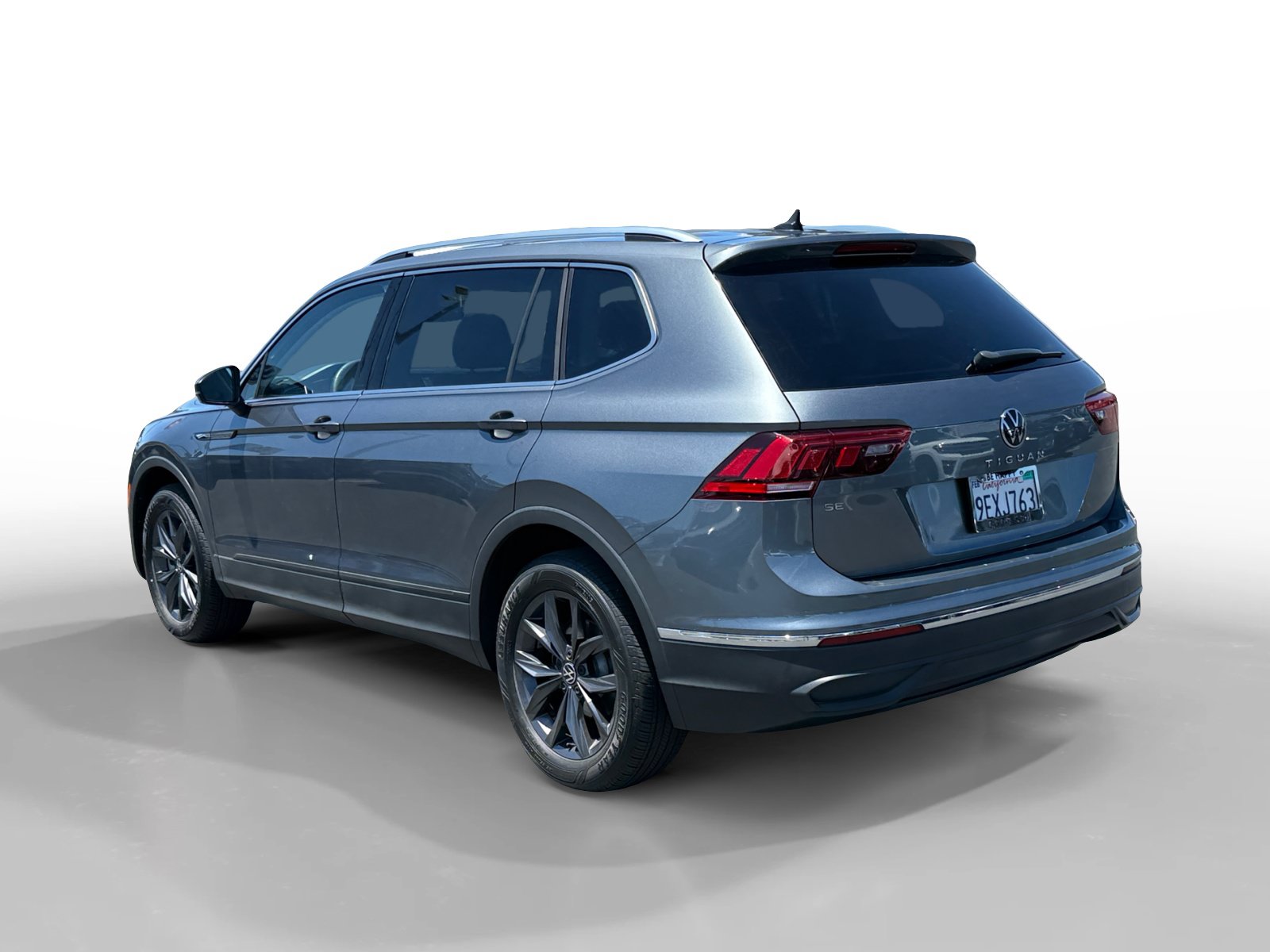 Certified 2023 Volkswagen Tiguan SE FWD image 3