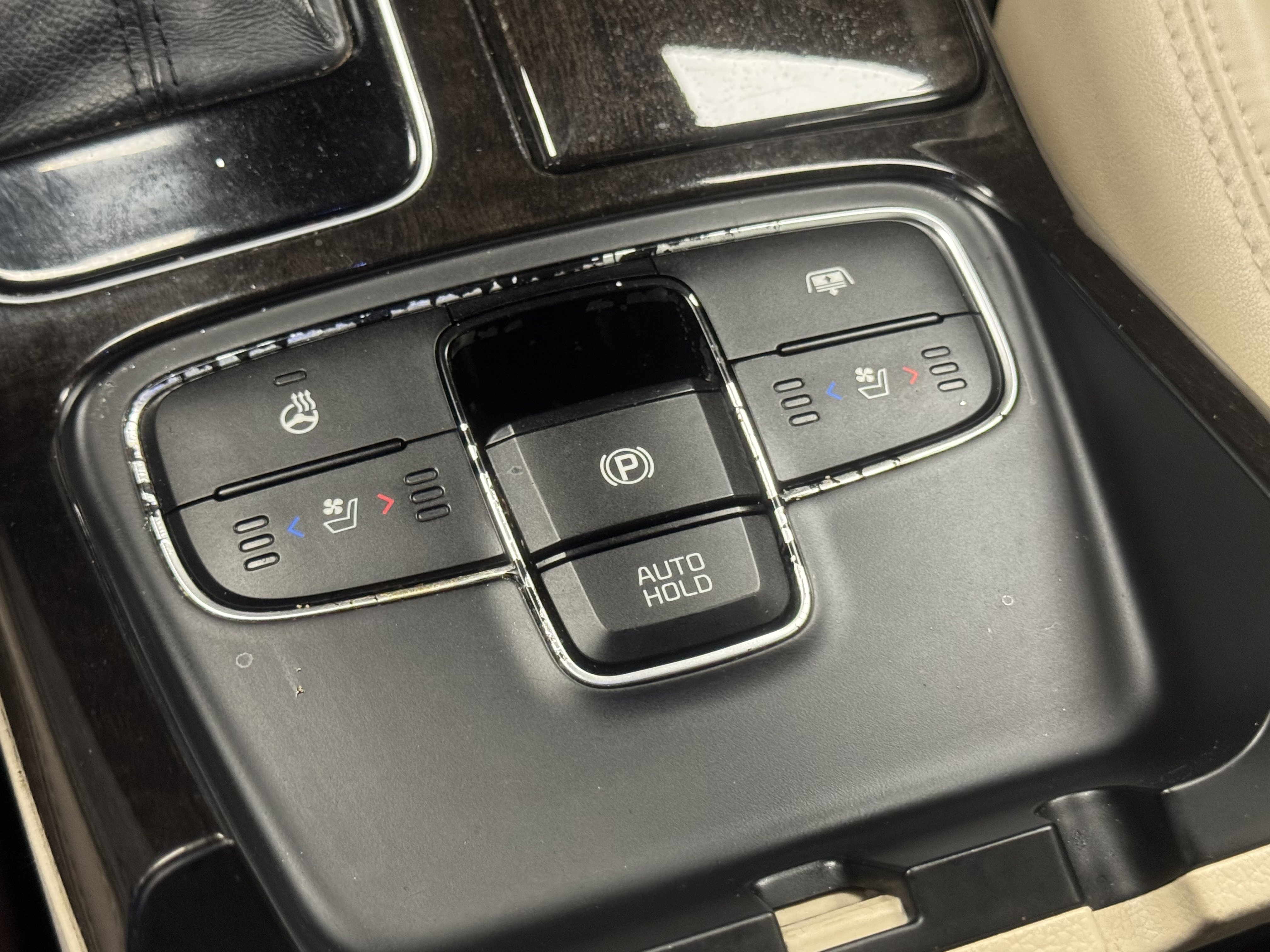 Used 2015 Kia Cadenza Premium w/ Technology Package FWD image 12