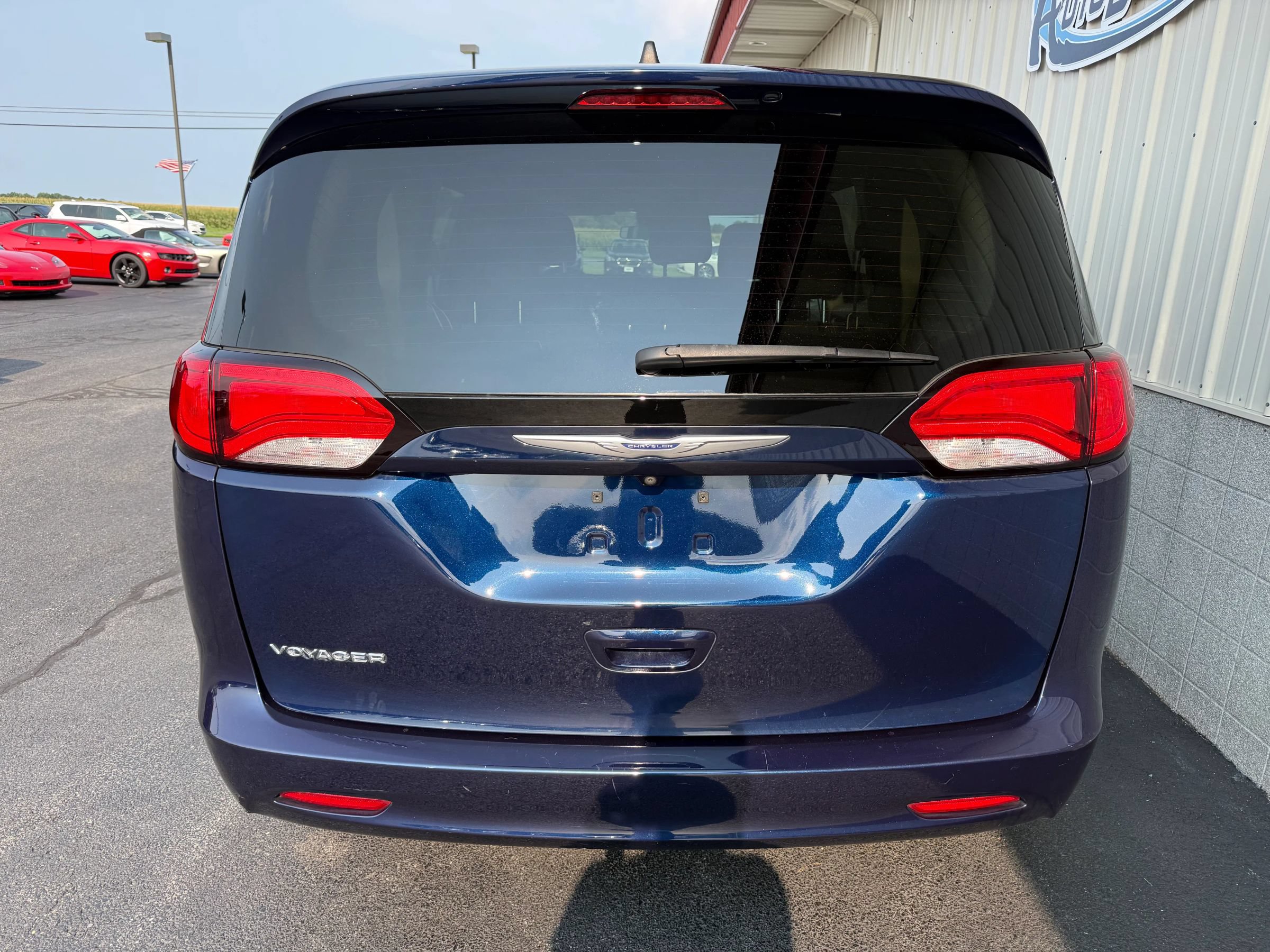 Used 2020 Chrysler Voyager L FWD image 5