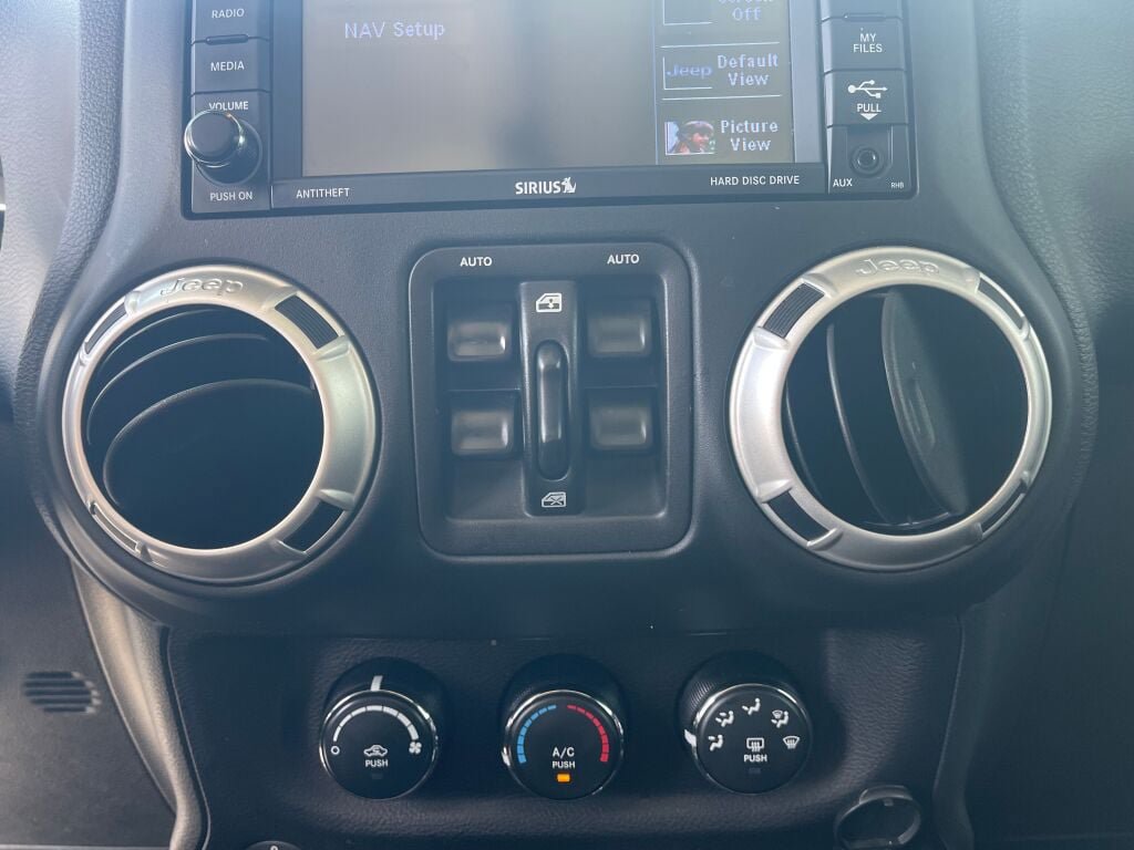 Used 2018 Jeep Wrangler Unlimited Rubicon w/ Cold Weather Group AWD/4WD image 10