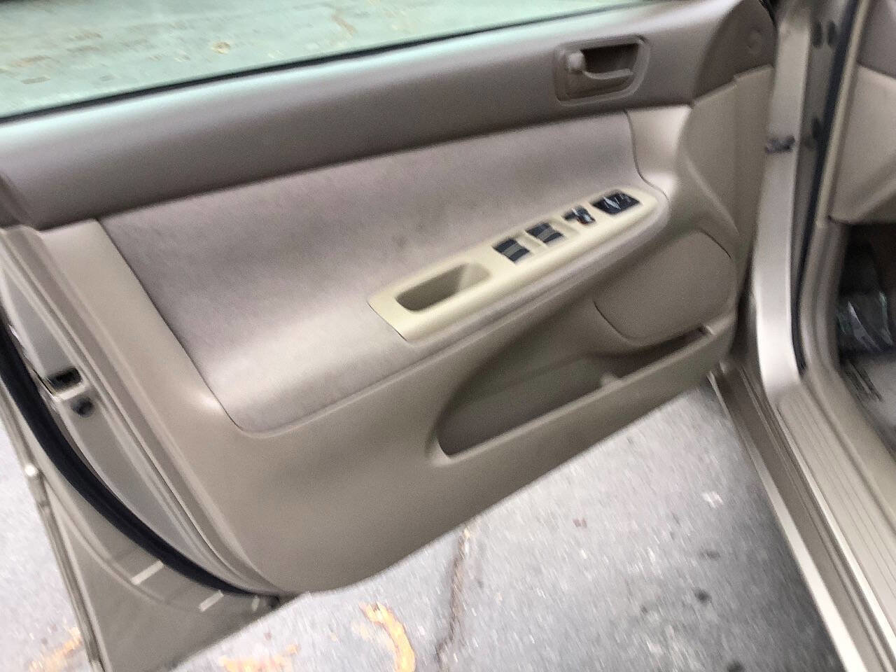 Used 2004 Toyota Camry LE FWD image 24