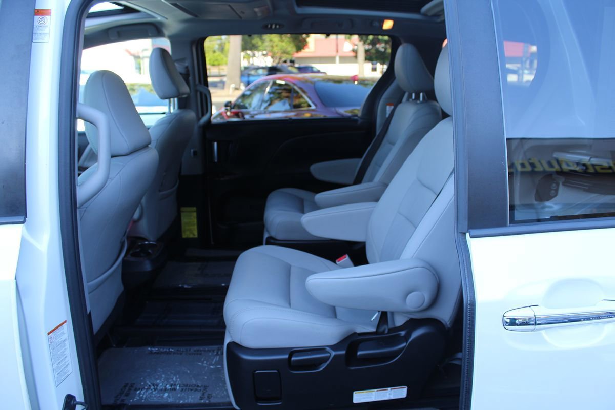 Used 2015 Toyota Sienna Limited Premium FWD image 25