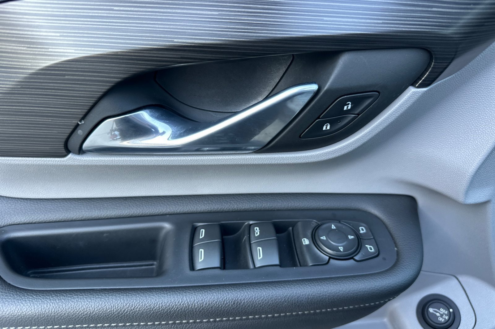 Used 2023 GMC Terrain SLE w/ Driver Convenience Package image 11