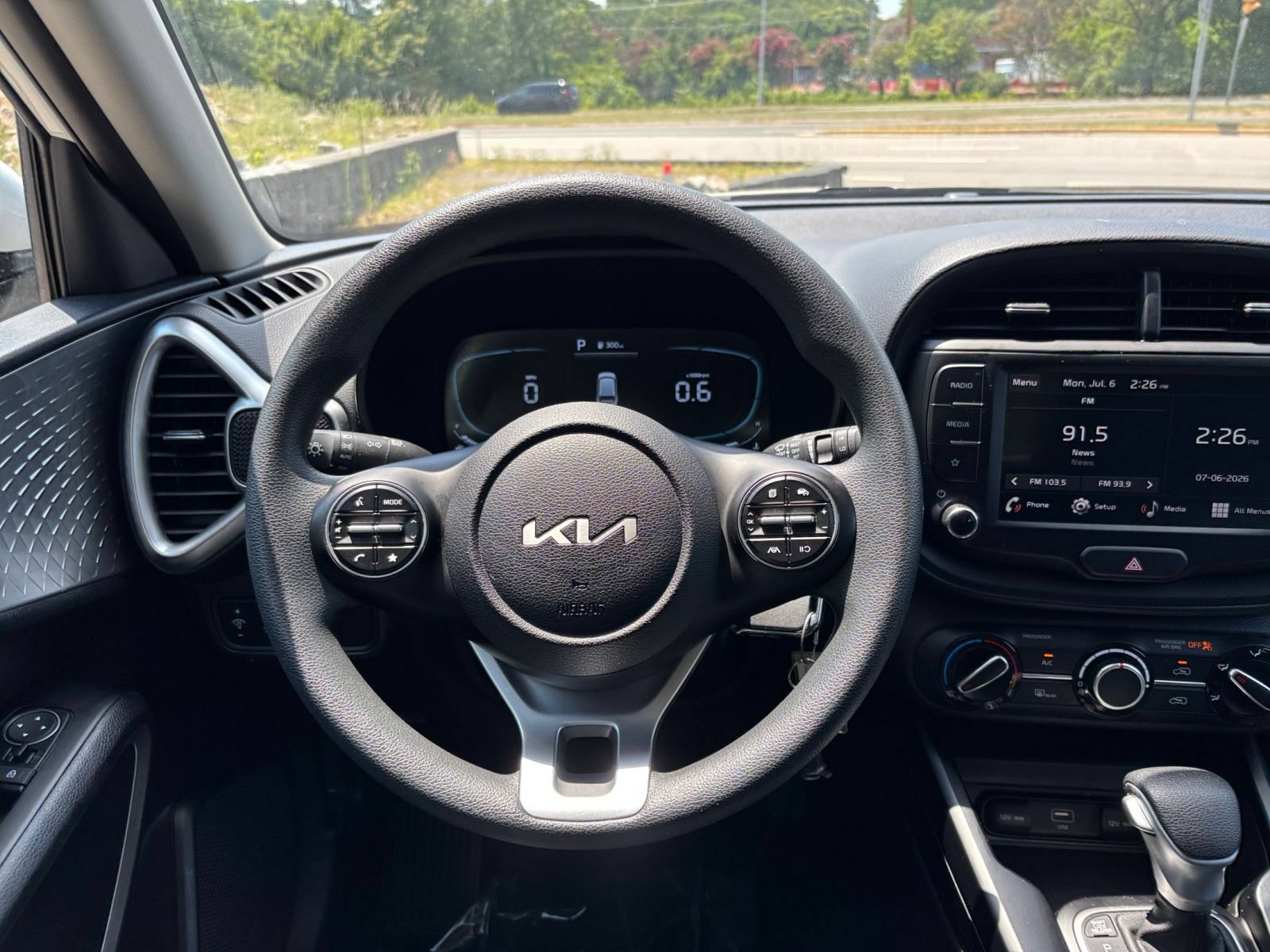 Used 2025 Kia Soul LX w/ LX Technology Package FWD image 30