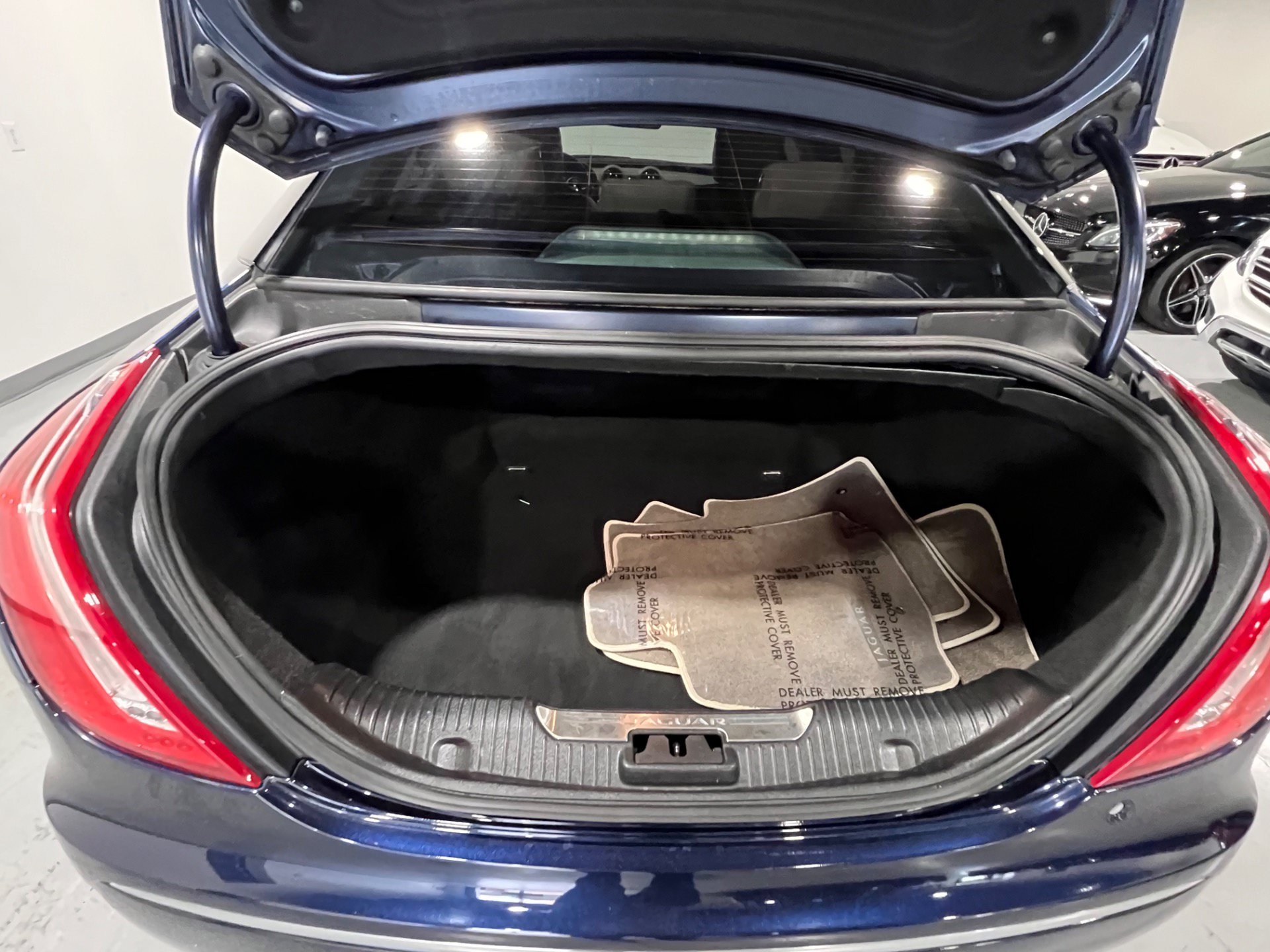 Used 2015 Jaguar XJ L Portfolio RWD image 17