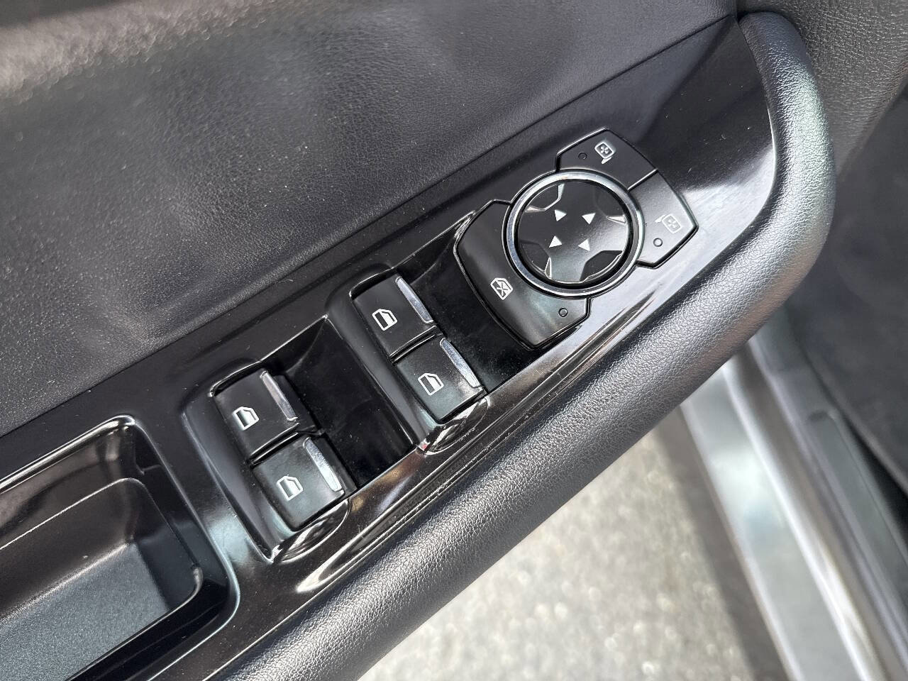 Used 2018 Ford Edge SEL w/ SEL Appearance Package image 27