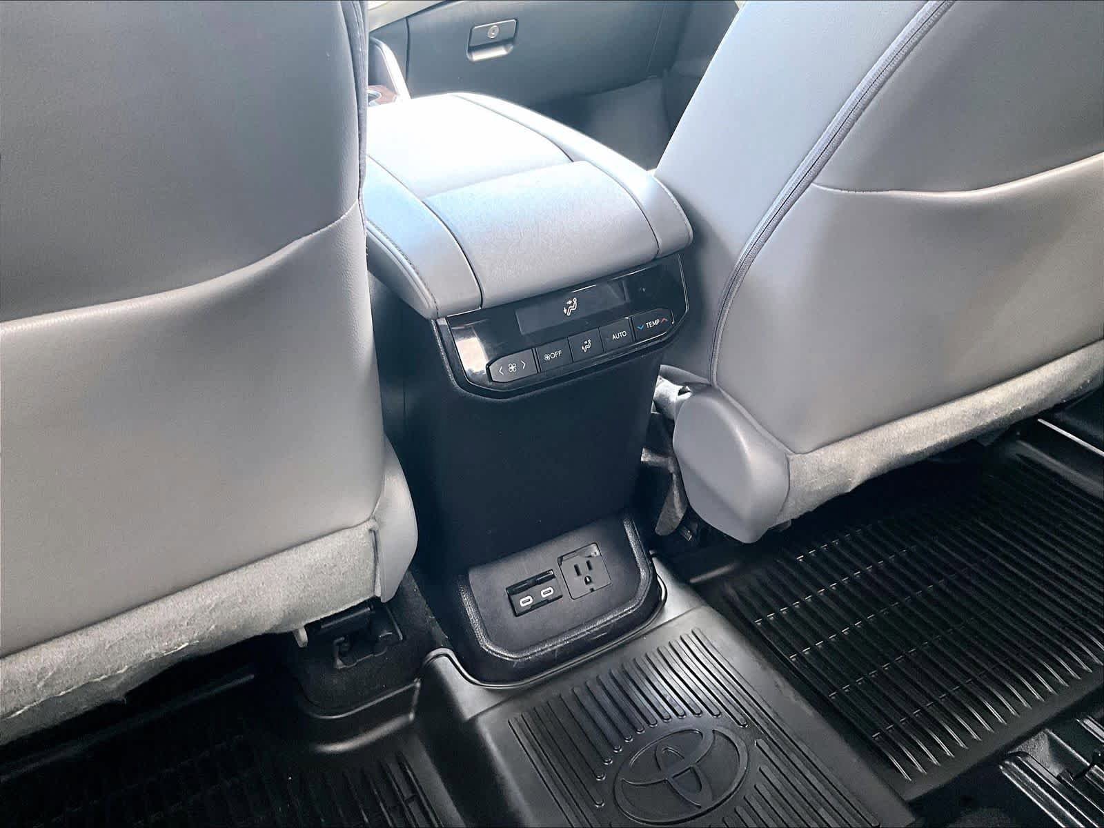Used 2023 Toyota Highlander Limited AWD/4WD image 29