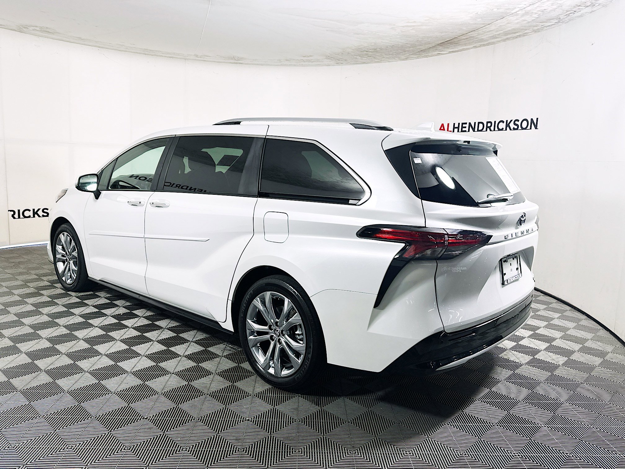 Used 2024 Toyota Sienna Platinum image 5