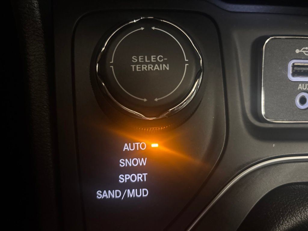 Used 2020 Jeep Cherokee Latitude Plus w/ Cold Weather Group AWD/4WD image 14
