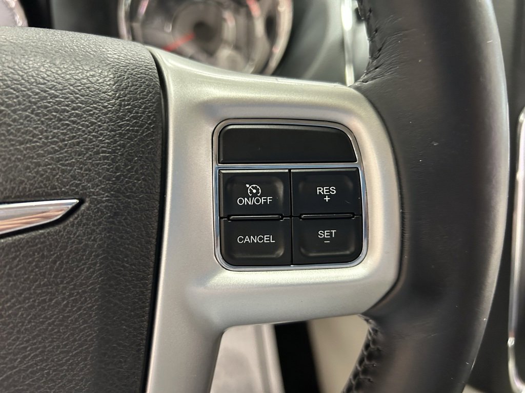 Used 2015 Chrysler Town & Country Touring image 13