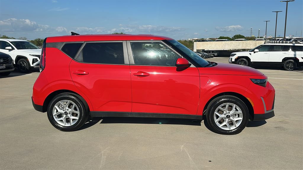 Used 2025 Kia Soul LX w/ LX Technology Package FWD image 13