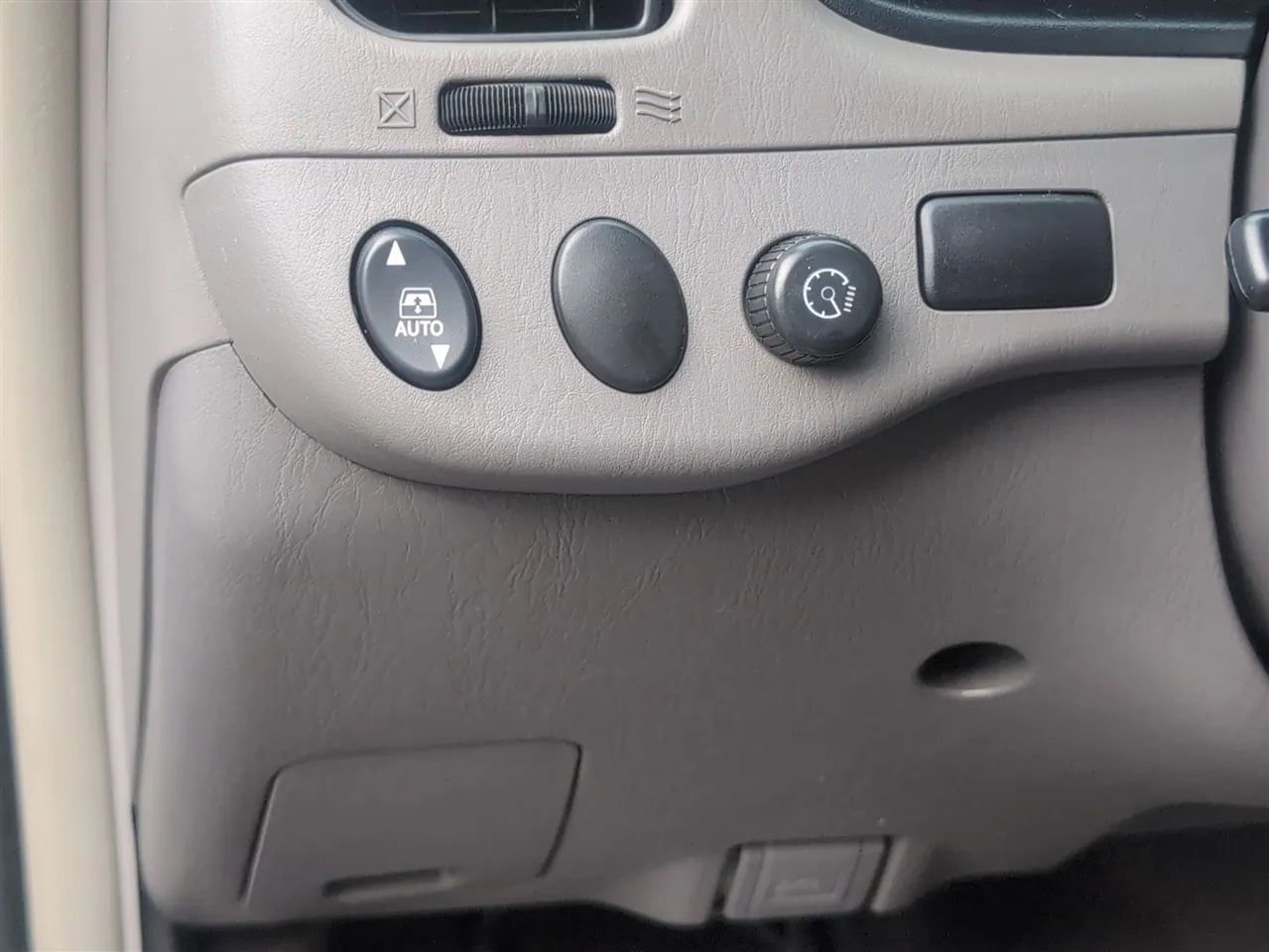 Used 2006 Toyota Sequoia SR5 RWD image 14