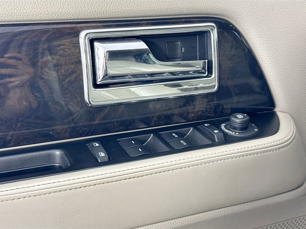 Used 2017 Lincoln Navigator Select RWD image 22