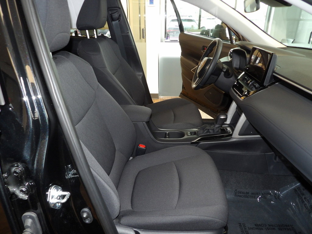Used 2025 Toyota Corolla Cross LE image 14