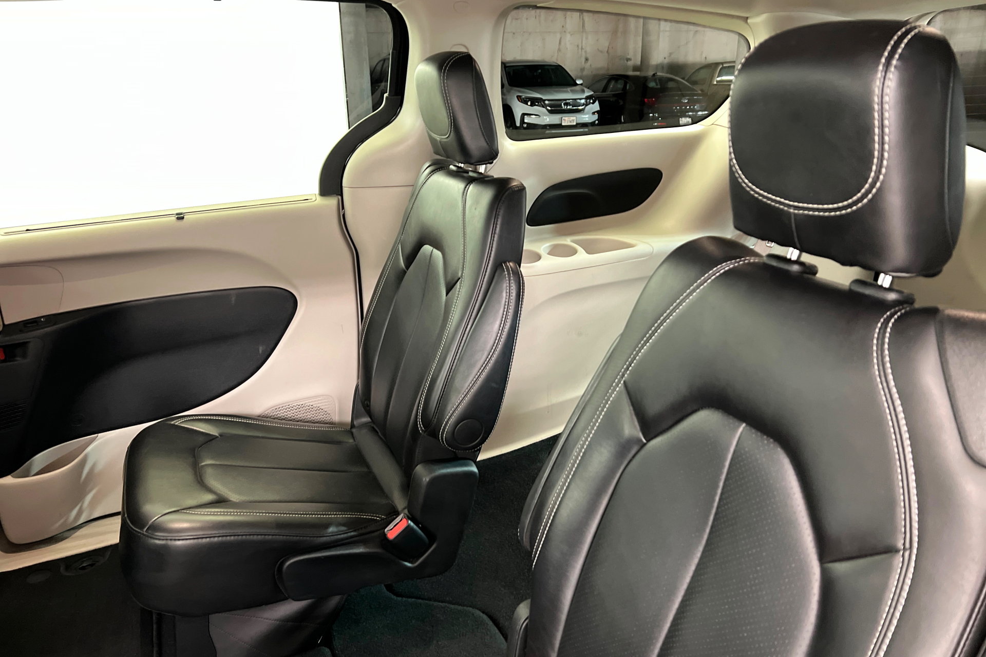 Used 2024 Chrysler Pacifica Touring-L FWD image 19